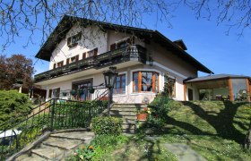 Detached house with balcony in an elevated location