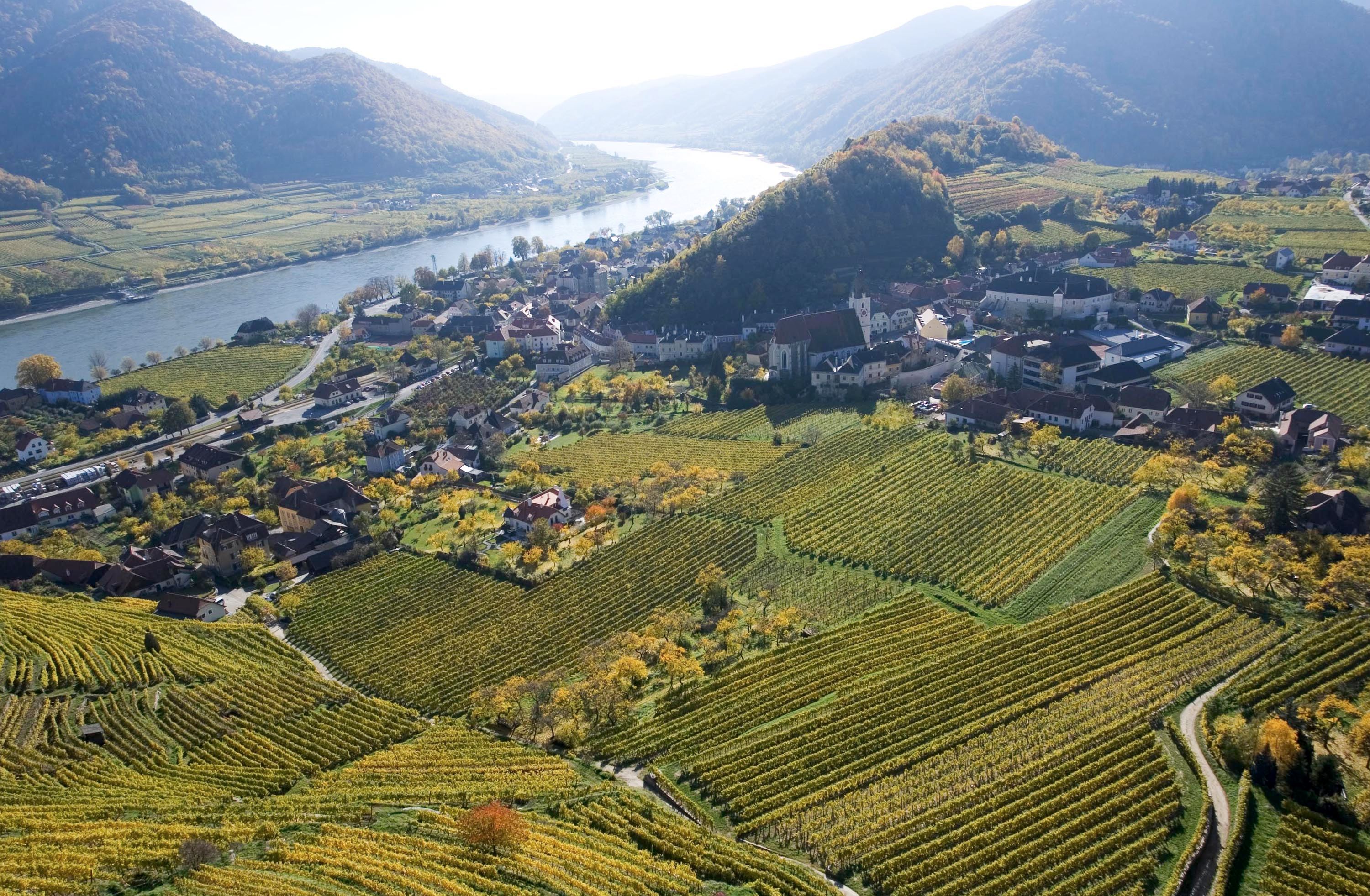 Ein Panoramabild der Donau und des spitzer Grabens.