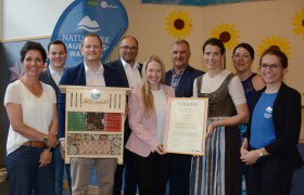 Jasmine Bachmann (Geschäftsführerin Naturparke Niederösterreich), Maximilian Strobl (GGR Weiten), NÖ Landtagsabgeordneter Richard Punz in Vertretung von Landesrätin Susanne Rosenkranz, Johann Schmid (Vizebürgermeister Weiten), NÖ Landtagsabgeordnete Silke Dammerer in Vertretung von Landeshauptfrau Johanna Mikl-Leitner, Naturpark-Obmann Edmund Binder, Schulleiterin Birgit Grossinger, Bgm. Ramona Fletzberger, Ricarda Gattringer (Naturpark Jauerling-Wachau)  , © Friedrich Reiner