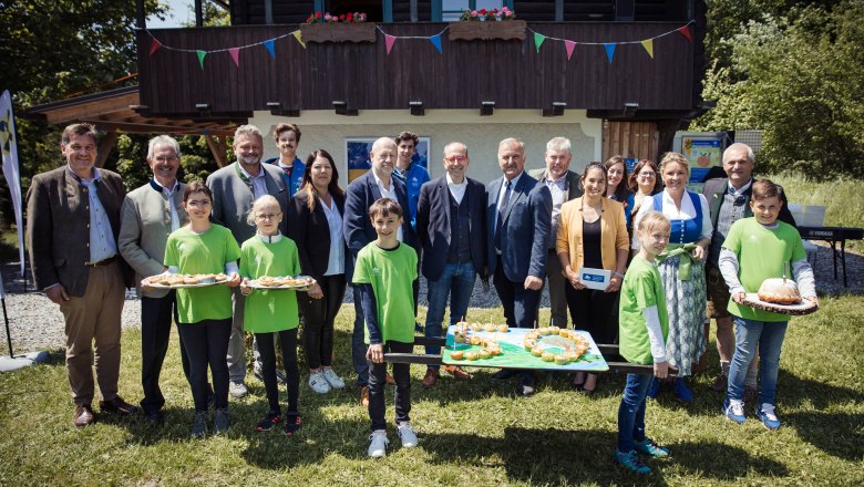 Werner Krammer, Obmann der Naturparke NÖ, Landtagspräsident Karl Wilfing, Josef Kremser, Bgm Aggsbach, Ramona Fletzberger, Bgm Weiten, Richard Hochratner, Bgm Emmersdorf, Andreas Nunzer, Bgm Spitz, Edmund Binder, Naturparkobmann, Johannes Höfinger, Bgm Raxendorf, Mathilde Stallegger, GF Naturpark, Landesrat Susanne Rosenkranz, Johann Thauerböck, Präsident des Verband der Naturparke Österreich, hintere Reihe: Naturparkteam: Lionhart Wieser, Matthias Habermann, Maria Vogel, Silvia Roland. Kinder der Naturparkvolkschule Maria Laach., © Chris Laistler // Branding Brothers