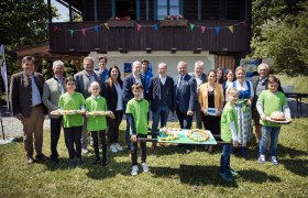 Werner Krammer, Obmann der Naturparke NÖ, Landtagspräsident Karl Wilfing, Josef Kremser, Bgm Aggsbach, Ramona Fletzberger, Bgm Weiten, Richard Hochratner, Bgm Emmersdorf, Andreas Nunzer, Bgm Spitz, Edmund Binder, Naturparkobmann, Johannes Höfinger, Bgm Raxendorf, Mathilde Stallegger, GF Naturpark, Landesrat Susanne Rosenkranz, Johann Thauerböck, Präsident des Verband der Naturparke Österreich, hintere Reihe: Naturparkteam: Lionhart Wieser, Matthias Habermann, Maria Vogel, Silvia Roland. Kinder der Naturparkvolkschule Maria Laach., © Chris Laistler // Branding Brothers