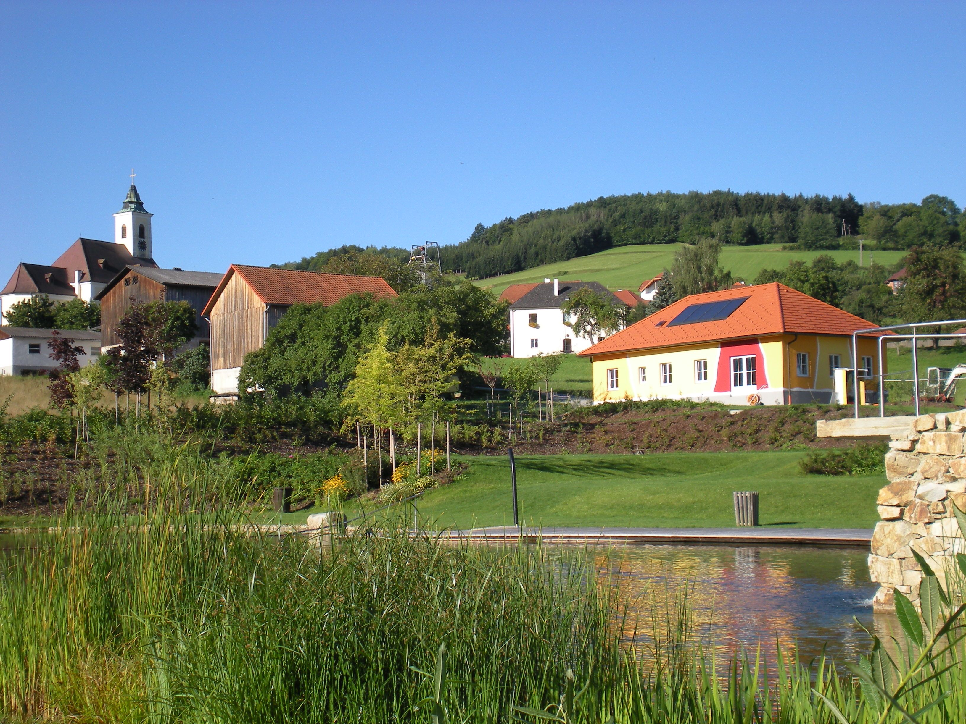 Ein paar Gebäude des Dorfes Raxendorf