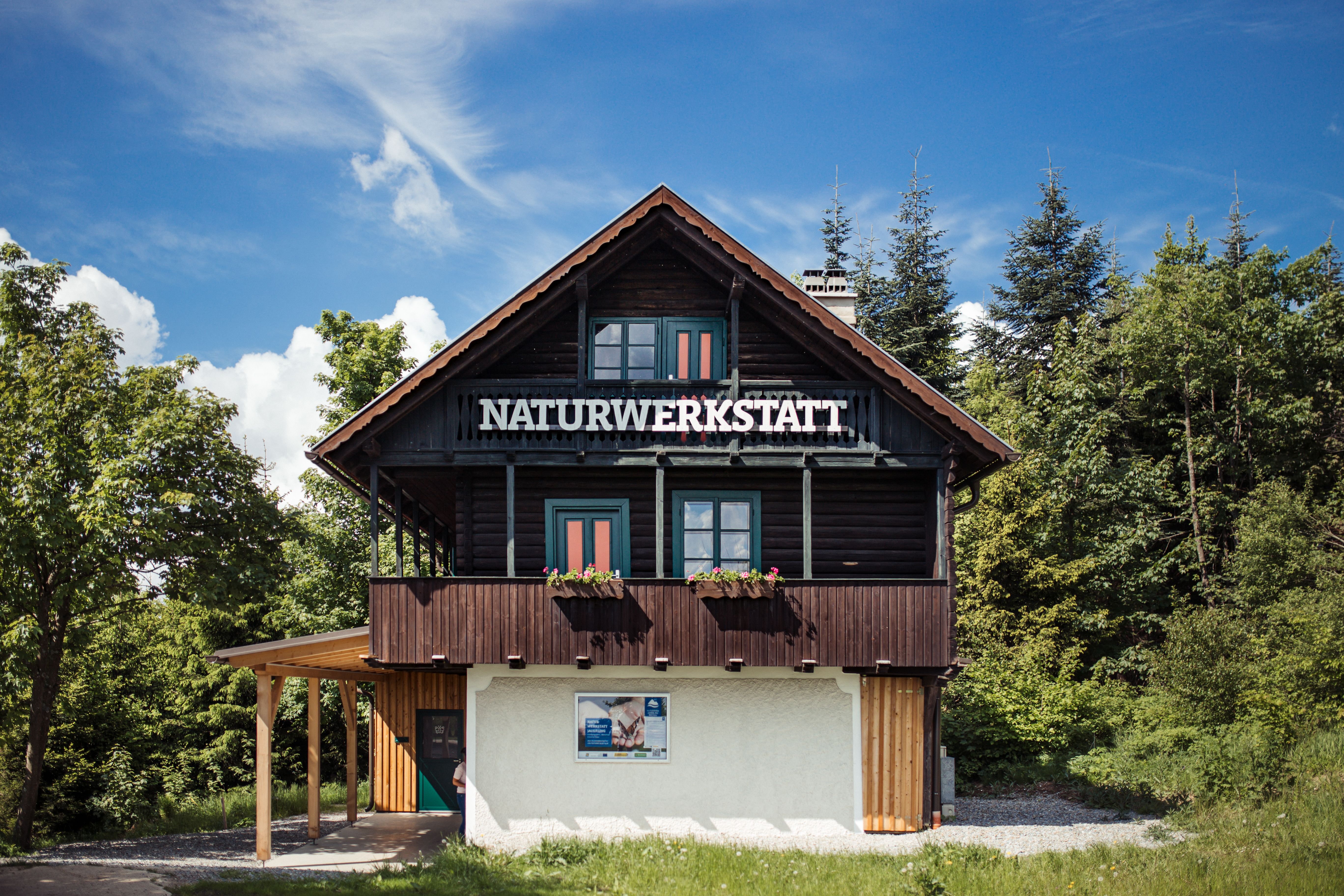 Ein Idyllisches Haus mit der Aufschrift Naturwerkstatt