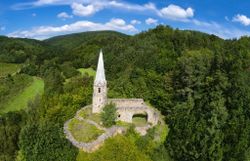 Die sehr gut erhaltene Kirchruine von Emmersdorf mit gut erhaltenem Mauerwerk und Turm