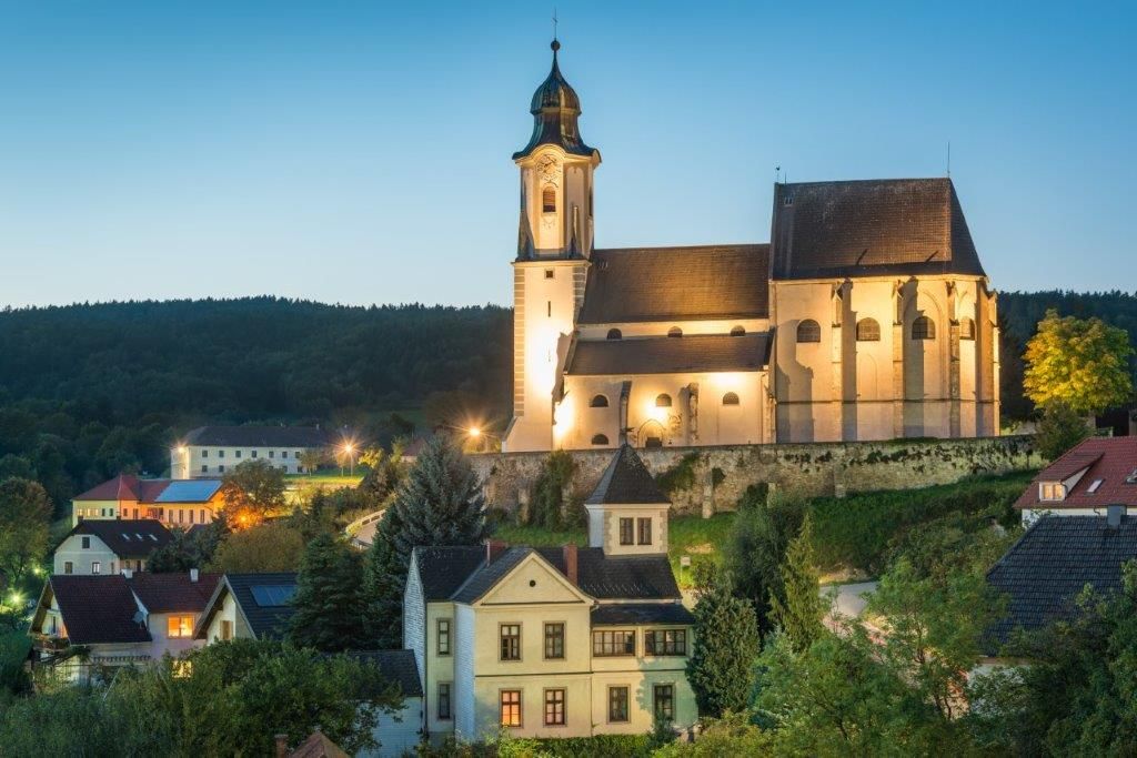 Die Kirche Emmersdorf, eine große Renaissancezeitliche Kirche in Weiß mit Braunem Dach