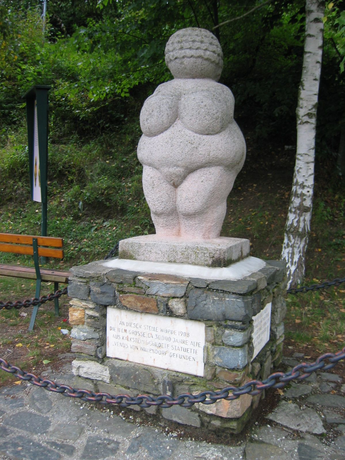 Eine Steinstatue auf einem Steinsockel, 