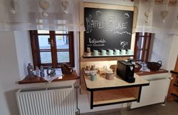 Innenraum des Hofladens mit einer Kreidetafel mit Informationen