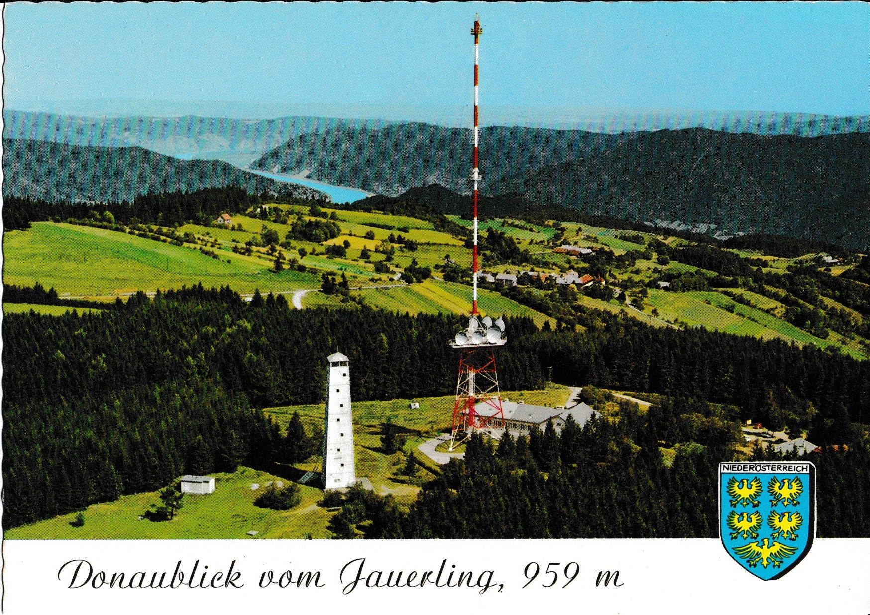 Eine alte Abfotografierte Postkarte die den Jauerlinger Sendemast und die Aussicht vom Berg zeigt.