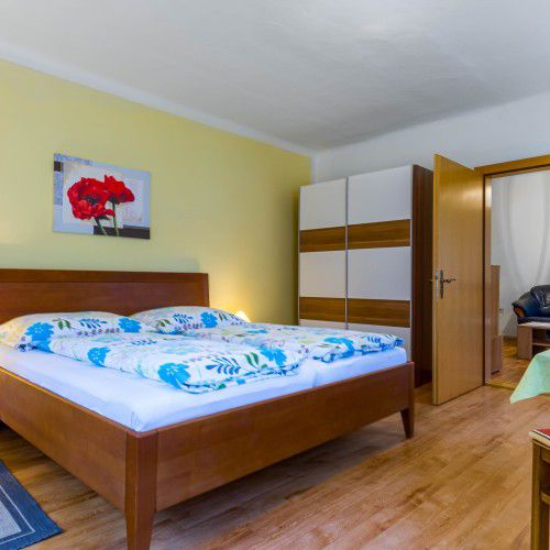 Doppelbett mit blauer Bettwäsche