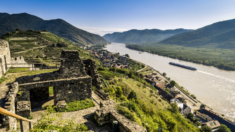 Blick von der Ruine Hinterhaus auf die Donau und umliegende Landschaft in Spitz.