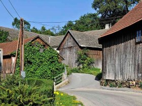 Zehentegg village on the Drei-Kirchenweg, &copy; Nieder&ouml;sterreichische Naturparke/Robert Herbst