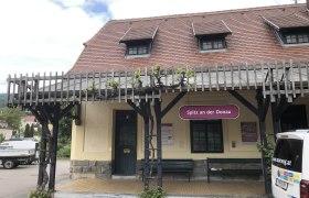 Spitz an der Donau station with sign and covered entrance.