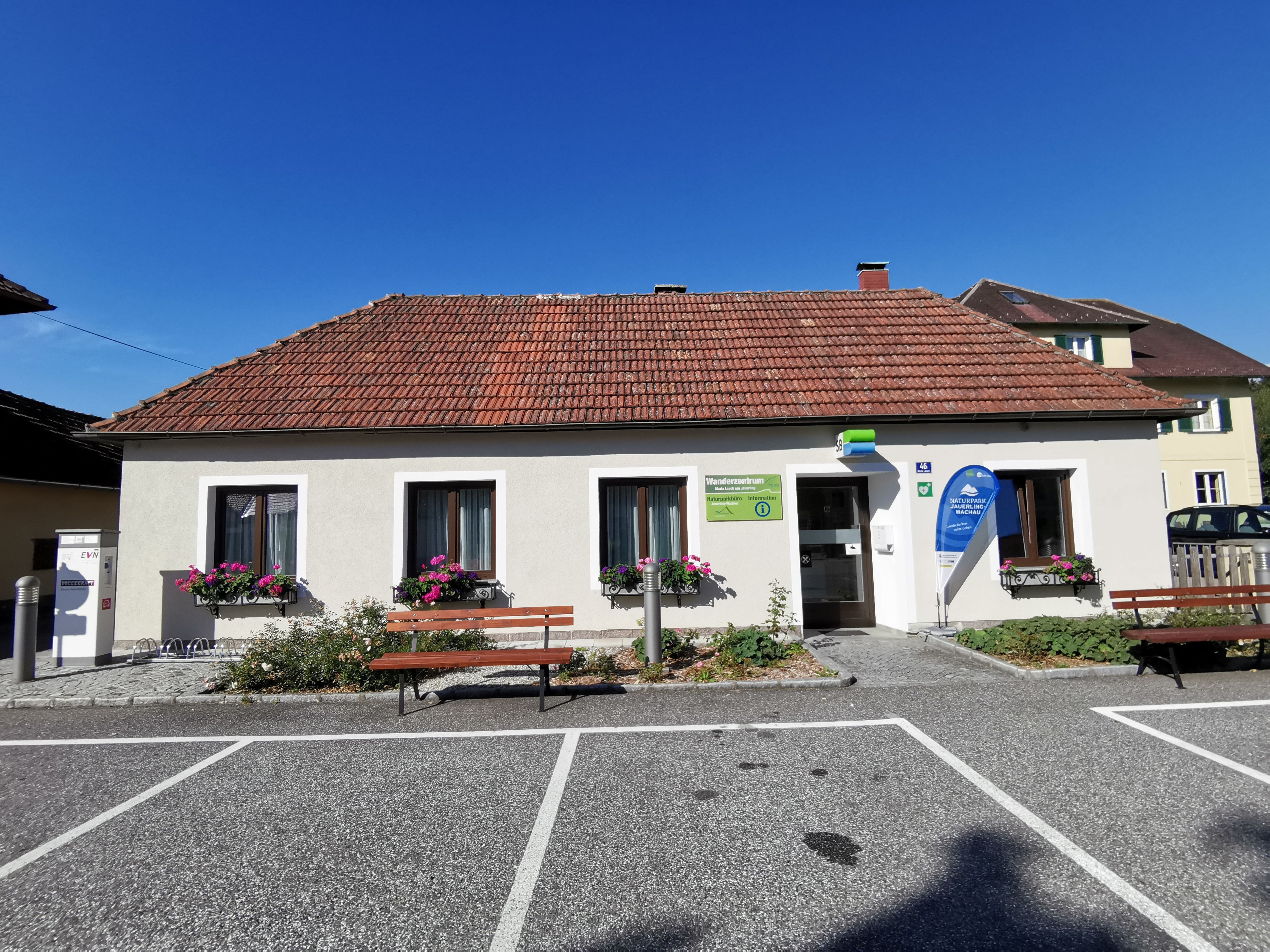 Das Naturparkbüro in Maria-Laach, ein kleines weißes Haus. 