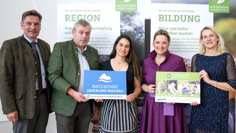 Präsentation der Naturpark-Charta bei der Vollversammlung der Naturparke NÖ
v.l.n.r. Obmann Naturparke NÖ Werner Krammer, Obmann-Stv Hannes Höfinger, Naturpark-GF Mathilde Stallegger, Naturschutz-Landesrat Susanne Rosenkranz, Leiterin der Naturschutzabteilung Sandra Klinglhofer, 
, © NKL Pfeffer
