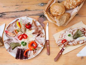 Typical Heurigen snack, &copy; Martina Siebenhandl
