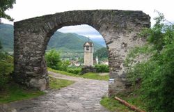 Das "Rote Tor" in Spitz, ein altes freistehendes Steinportal.