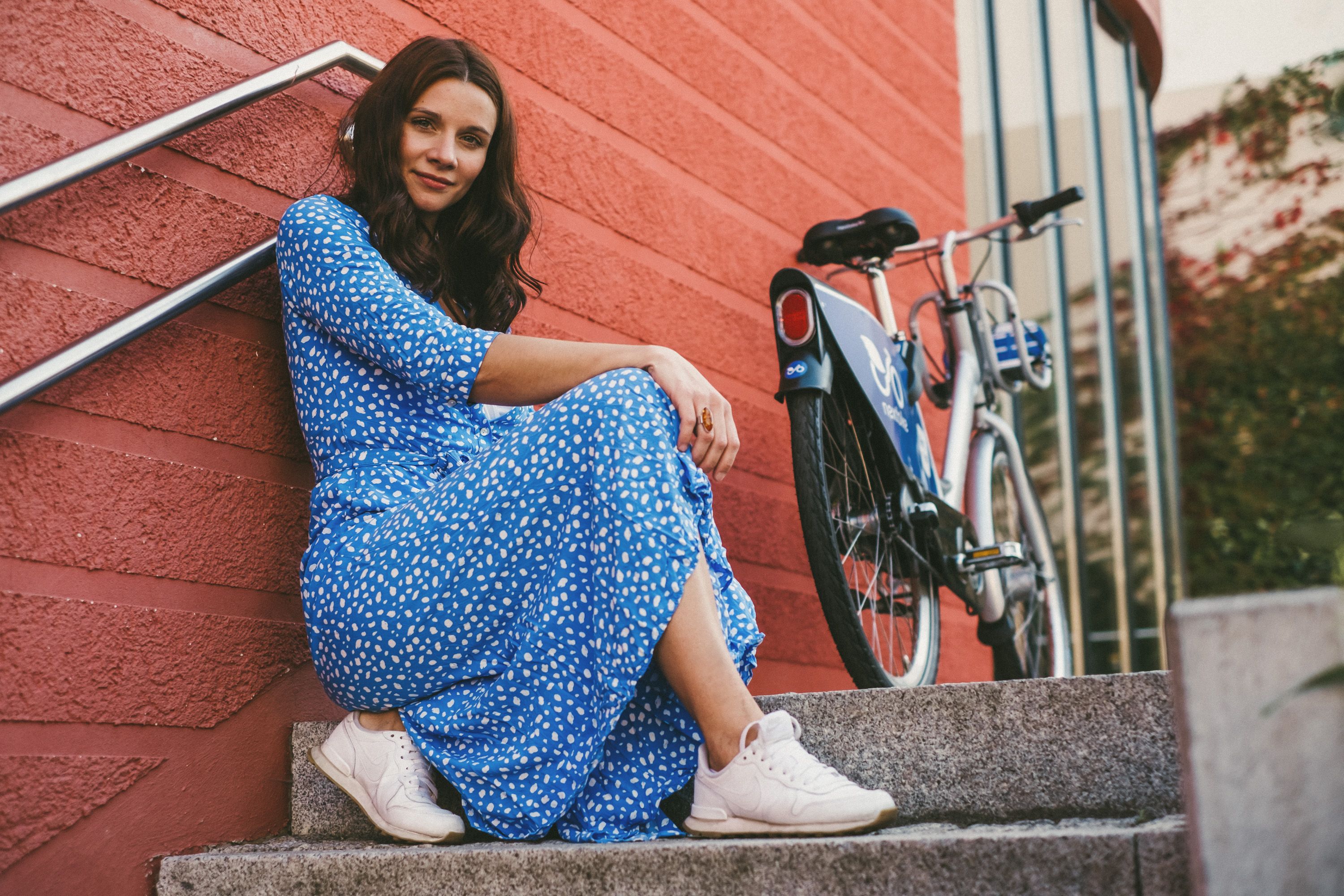nextbike_sitzende-dame-mit-bike