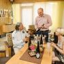 Martin Donabaum bei einer Weinverkostung im Weingut