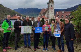 Helmut Paul Wallner (Vize-Bgm Emmersdorf), Adi Aigner (Leiter des Tourismusbüros Wachau-Niebelungengau-Kremstal), Hannes Höfinger (Bgm Raxendorf), Edmund Binder (Naturpark-Obmann), Mathilde Stallegger (Naturpark-Geschäftsführerin), Silvia Roland (Naturpark-Mitarbeiterin), Richard Hochratner (Bgm Emmersdorf), Helmut Wolf (Naturpark-Vorstandsmitglied) , © Naturpark Jauerling-Wachau