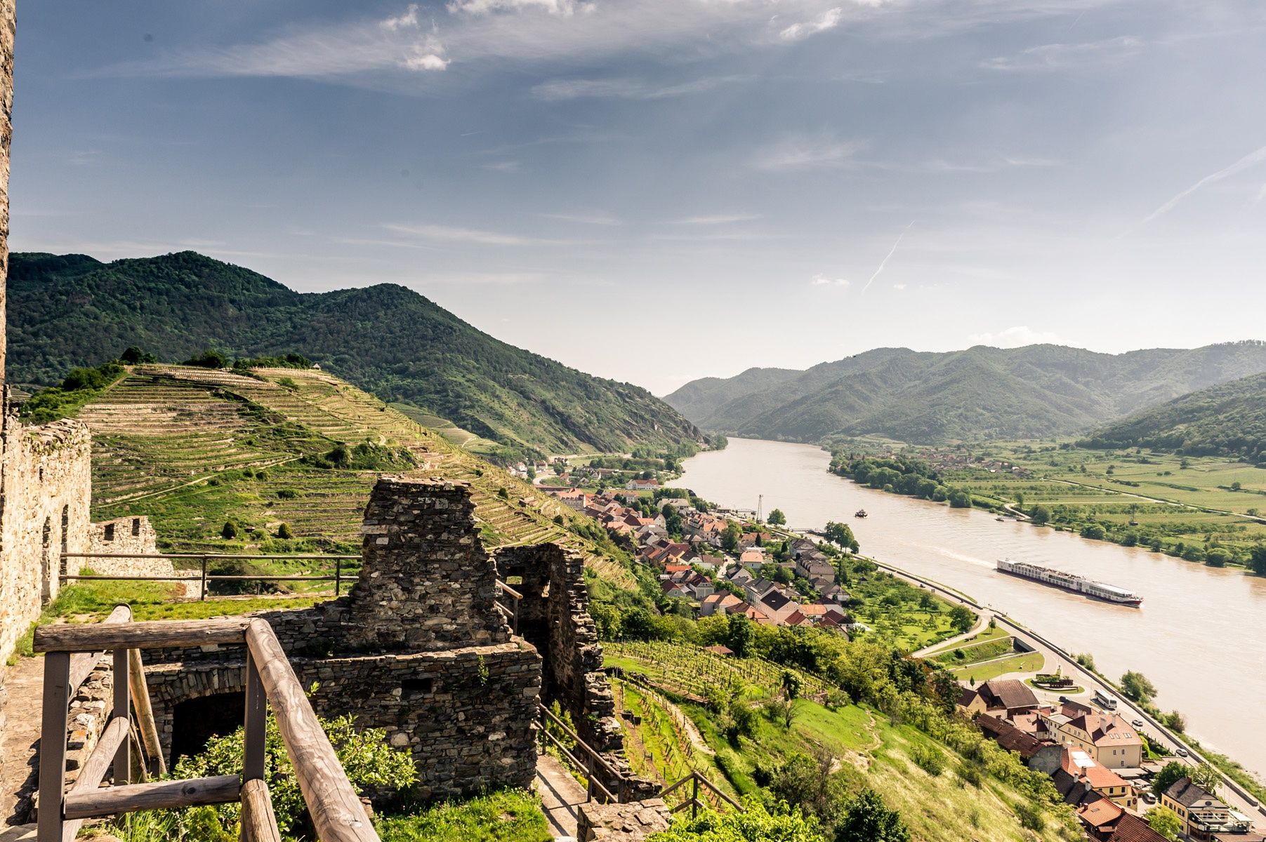 Spitz mit der Ruine Hinterhaus