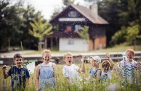 Kinder vor der Naturwerkstatt, © Branding Brothers / Chris Laistler