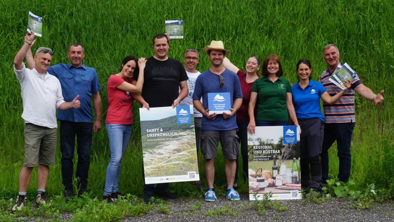 Von links nach rechts Landschaftsökologe und Autor Reinhard Kraus, Naturparkproduzenten Karl Sommer, Sabrina und Markus Riegler, Manfred Mayer, Friedrich Auer, Gertraud Wilhelm und Inge Zisser, Naturparkgeschäftsführerin Mathilde Stallegger und Naturparkobmann Edmund Binder, © npjw