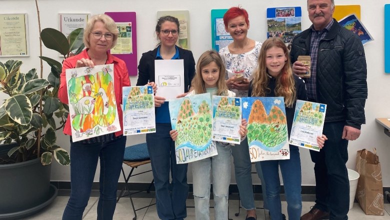 v.l.n.r: Gudrun Lackner (NP-VS Spitz), Ricarda Gattringer (Naturpark), Connie Kassil (Naturparke NÖ), Edmund Binder (Naturparkobmann) und die Gewinner-Kinder Zoreslava Mala und Lina Nothnagl, © Spitzen Schulen