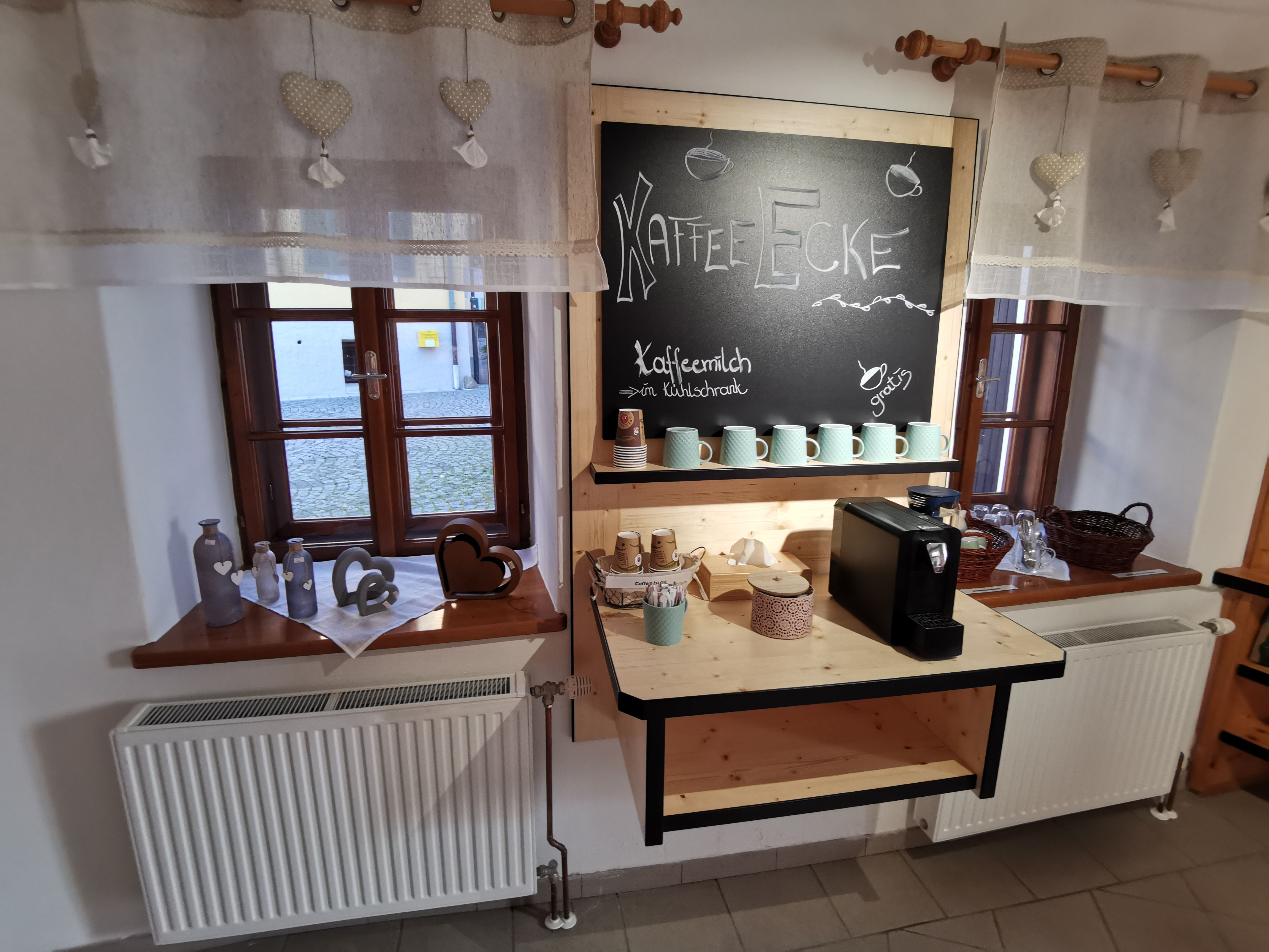 Innenraum des Hofladens mit einer Kreidetafel mit Informationen