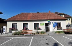 Das Naturparkbüro in Maria-Laach, ein kleines weißes Haus. 