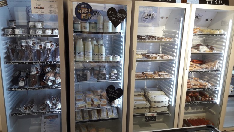 Chilled products in the farm store, © Auer Milchhof