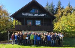 Die rund 40 Teilnehmer:innen des Waldgesprächs