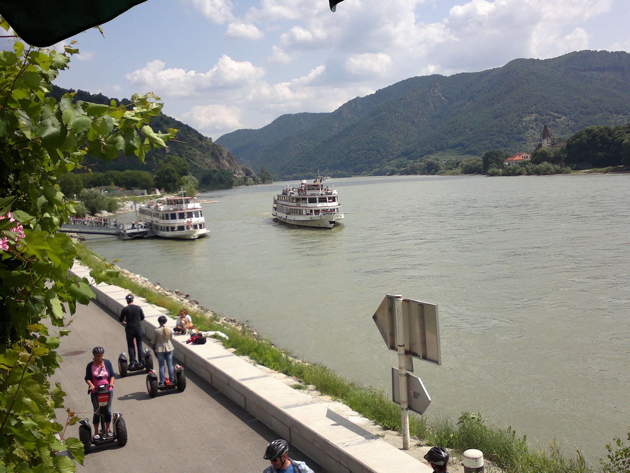Segway-Fahrer an der Donau