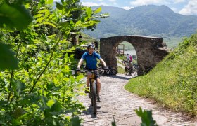 Mountainbiker beim Roten Tor in Spitz, &copy; Donau N&Ouml; Tourismus/Barbara Elser