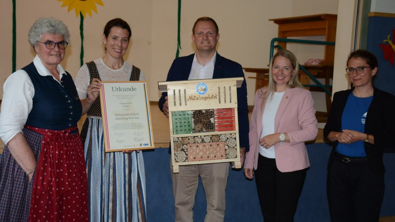 Claudia Kubelka (Vizepräsidentin des Verbands der Naturparke Österreich), Schulleiterin Birgit Grossinger, NÖ Landtagsabgeordneter Richard Punz in Vertretung von Landesrätin Susanne Rosenkranz, NÖ Landtagsabgeordnete Silke Dammerer in Vertretung von Landeshauptfrau Johanna Mikl-Leitner, Ricarda Gattringer (Naturpark Jauerling-Wachau)  

, © Friedrich Reiner