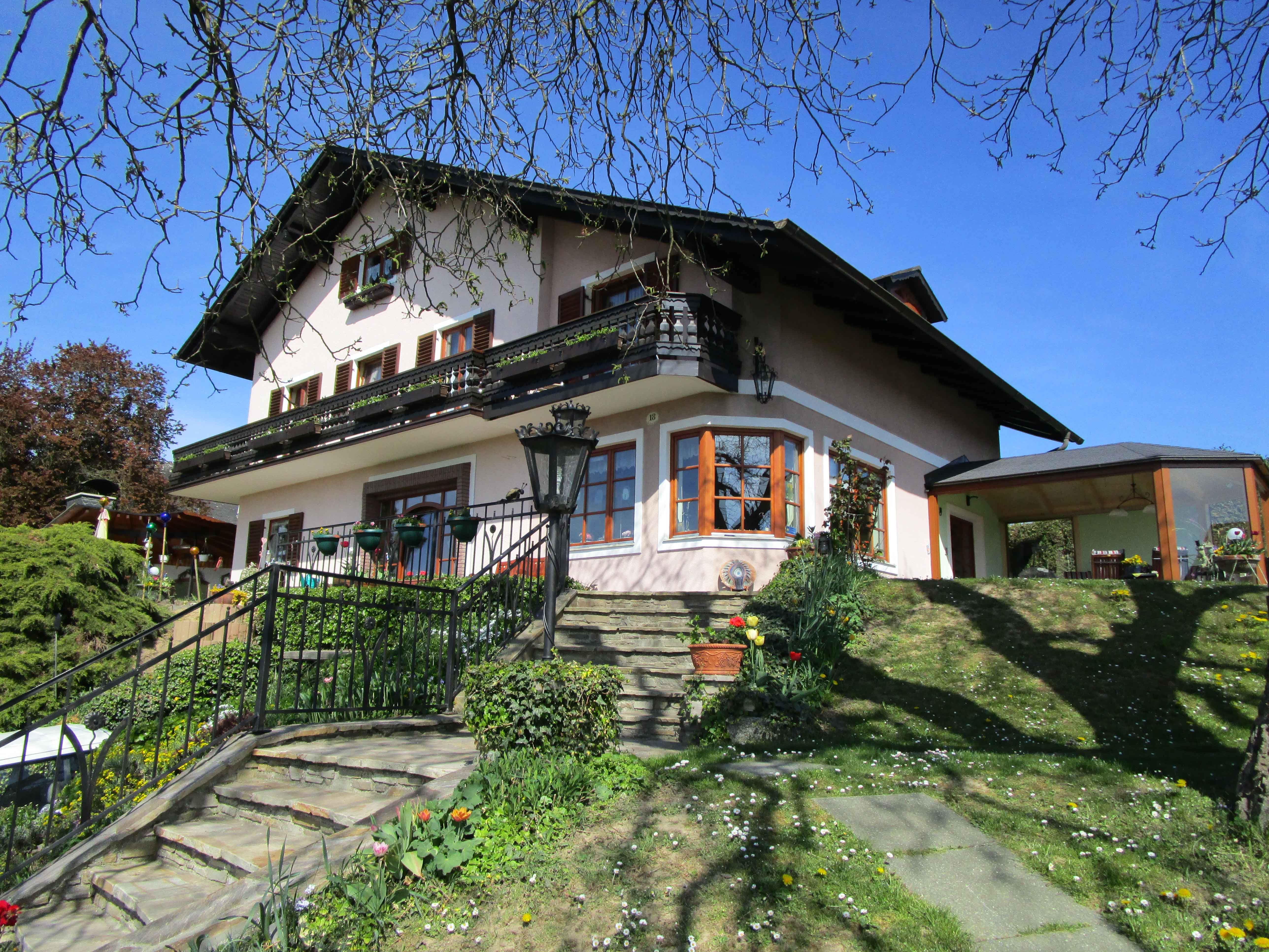 Einfamilienhaus mit Balkon in erhöhter Lage