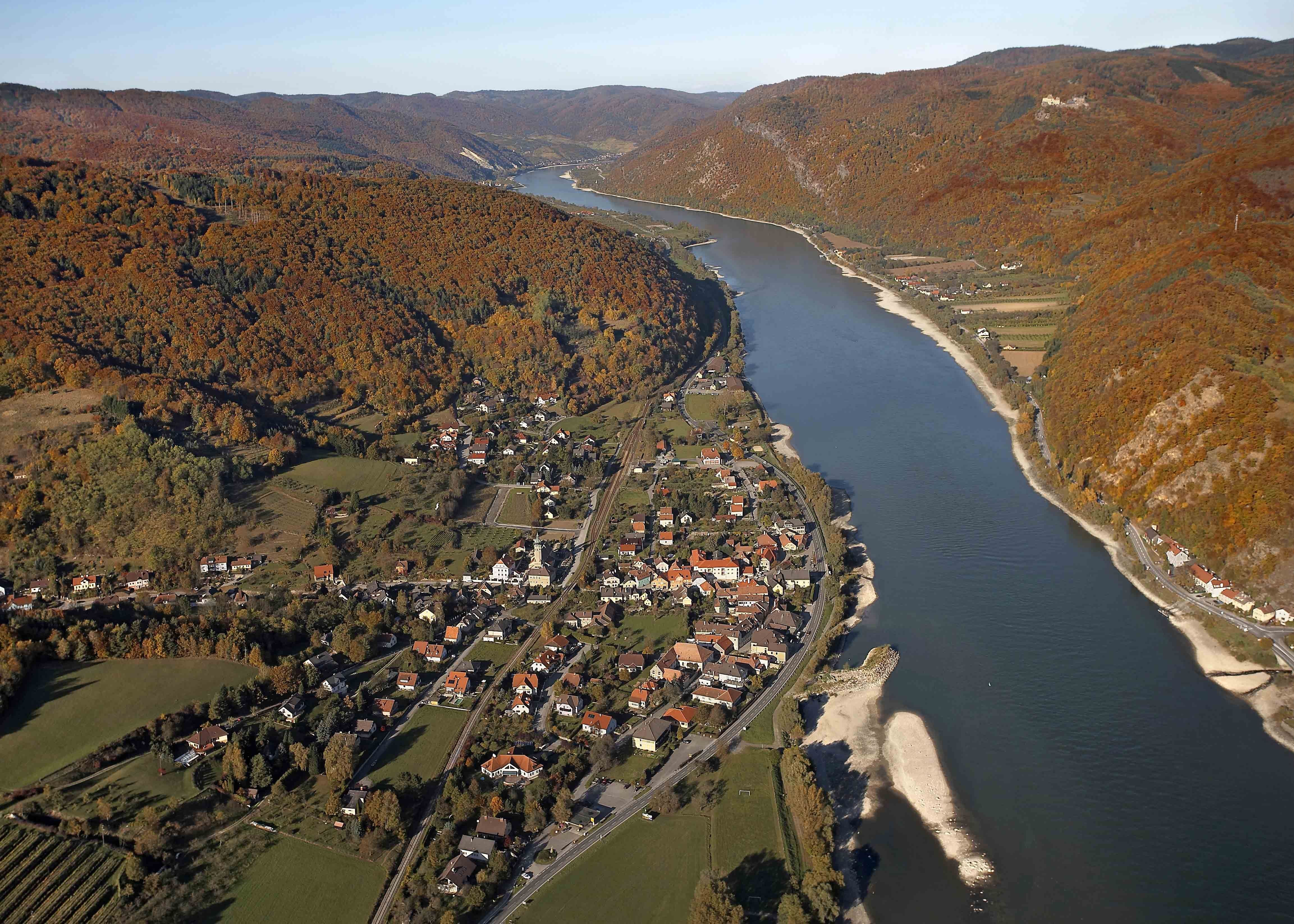 Ein Panorama-Luftbild des Dorfes Aggsbach neben der Donau