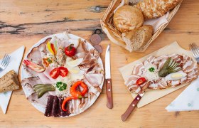 Typische Heurigenjause mit regionalen Spezialit&auml;ten, &copy; Martina Siebenhandl