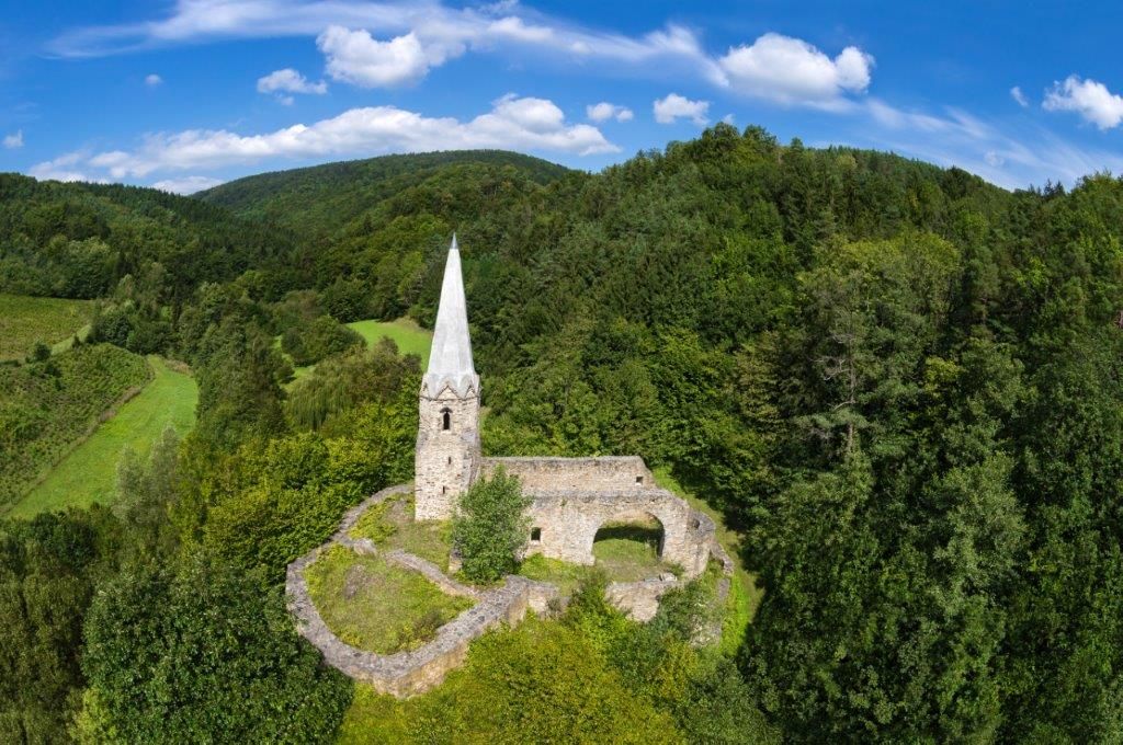 Die sehr gut erhaltene Kirchruine von Emmersdorf mit gut erhaltenem Mauerwerk und Turm