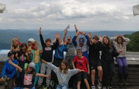 Die Kinder des Naturpark-Jugendcamps genießen die Aussicht von der Wachauterrasse beim Naturparkgasthaus am Jauerling. , © npjw