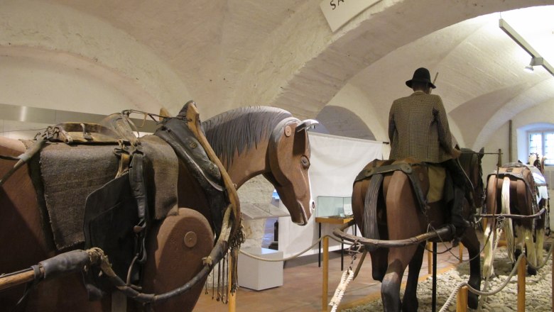 Ausstellung im Schifffahrtsmuseum Spitz mit Pferdefiguren und Reiter.