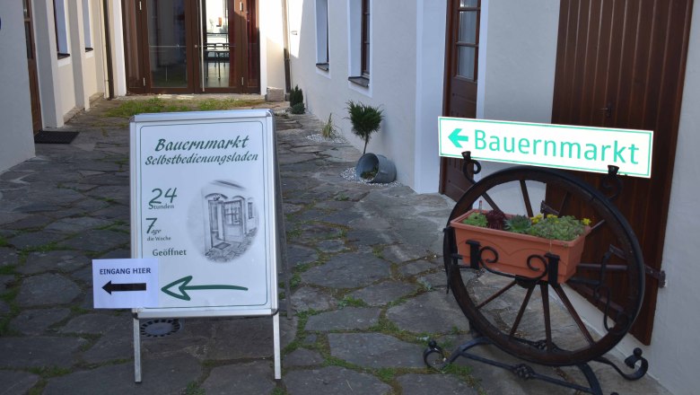 Entrance to the farm store in Maria Laach, © Auer Milchhof