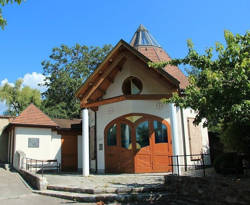 Die Aufbarungshalle Emmersdorf, ein modernes Gebäude in Weiß mit Holzakzenten 