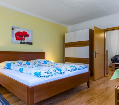 Doppelbett mit blauer Bettwäsche