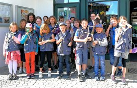 Die Volksschulkinder der Naturpark-Schule Maria Laach voller Erlebnislust mit den Forscherwesten, © Naturpark Jauerling-Wachau
