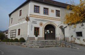 Au&szlig;enansicht eines traditionellen Geb&auml;udes mit der Aufschrift 'pichl-hof' und 'Weingut Sch&ouml;berl'.