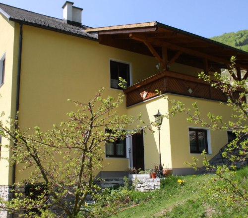 Gelbes Haus mit blühendem Baum