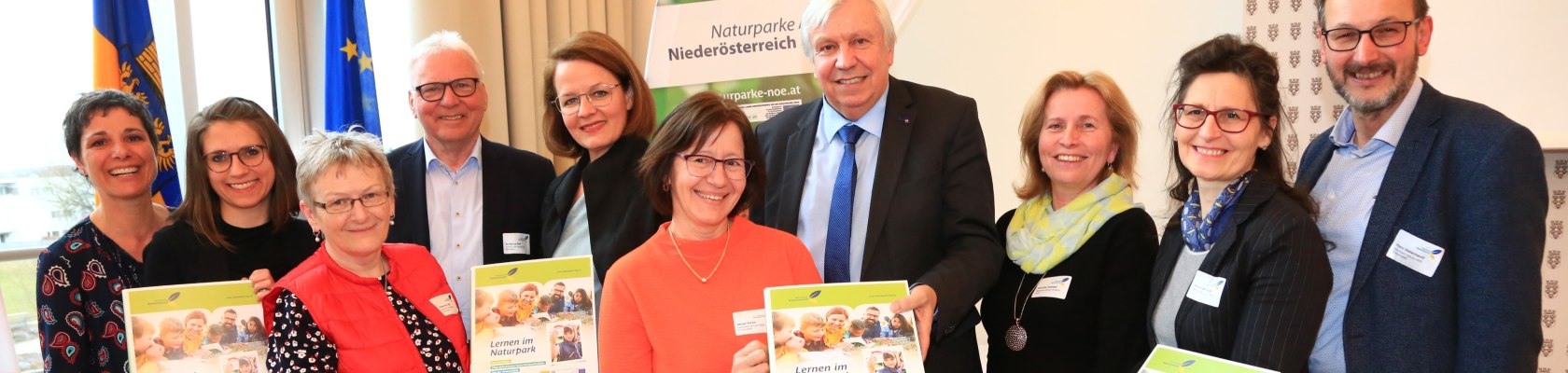 Handover of the school folders to the nature park schools by LR Mag. Teschl-Hofmeister, Mr. Heuras, Director of Education and Mr. Wolfgang Mair, President of Nature Parks Austria., © Naturparke Noe-Hebenstreit