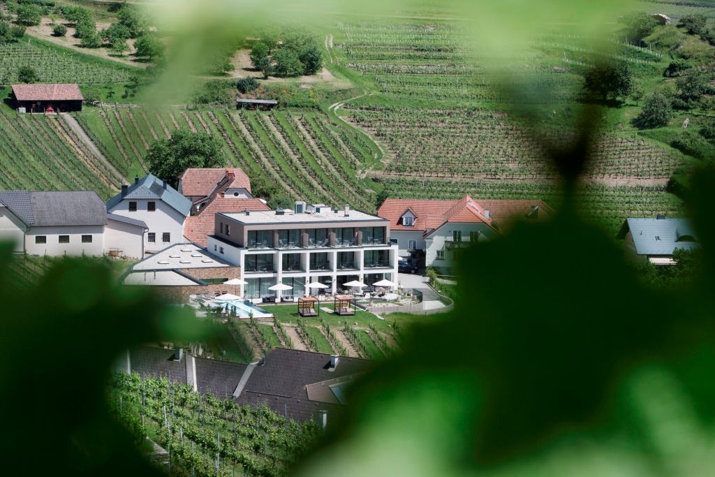 Boutiquehotel umgeben von Weinbergen.