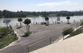 Anlegestelle Emmersdorf mit Fluss und B&auml;umen im Hintergrund.