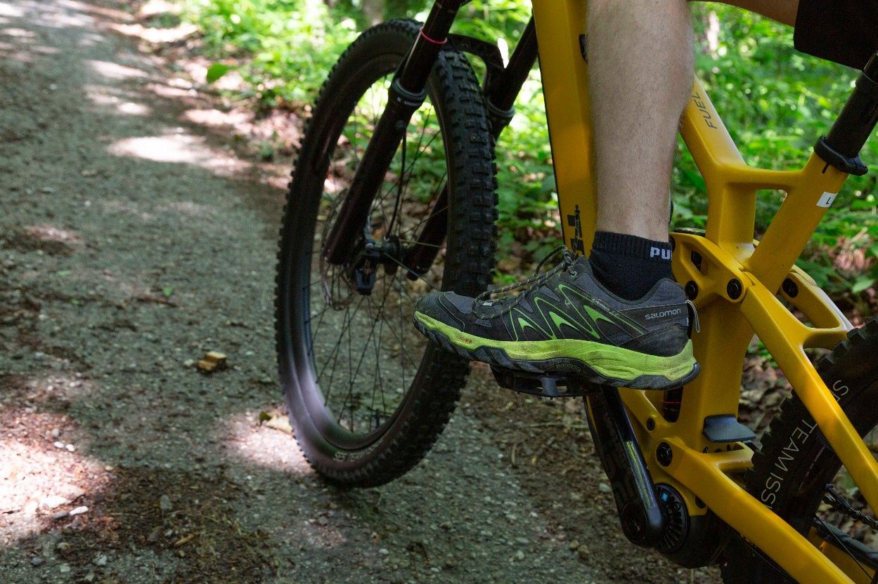 Mountainbiker Detail Schuh am Pedal